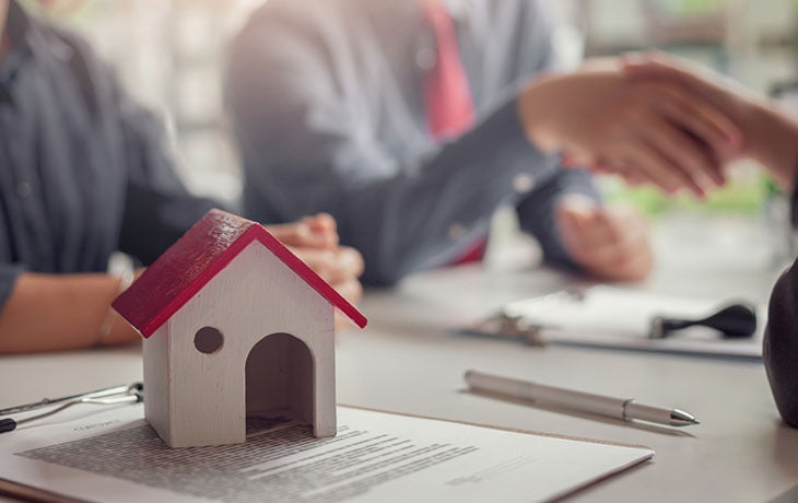 Vendre sa maison seul ou passer par une agence immobilière ?