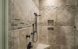 nettoyer joint de carrelage dans une salle de bain