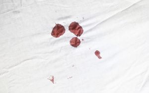 enlever une tache de sang sur un drap