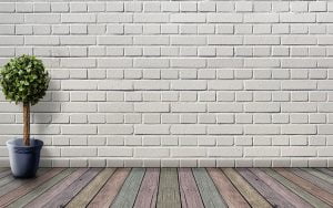 associer des couleurs avec un mur en pierres