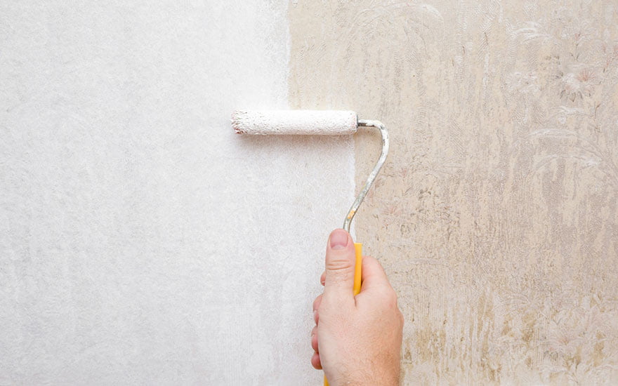 Comment peindre sur du papier peint ?