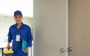 réparer un trou dans une porte