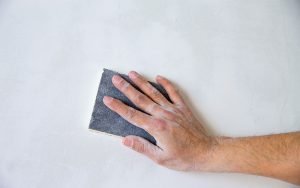 préparer un mur avant de le peindre