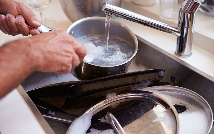 Comment nettoyer une casserole en inox et la faire briller