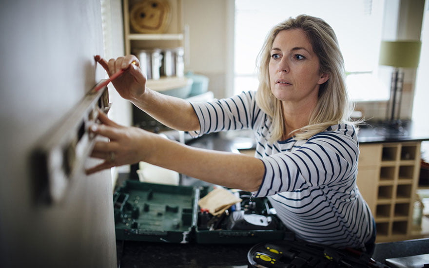 fixer un meuble au mur