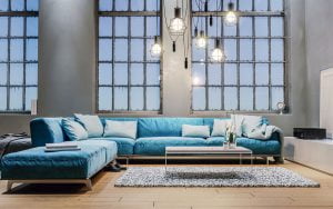 Quels luminaires choisir pour une pièce avec une grande hauteur sous plafond ?