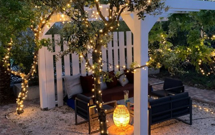 Comment installer des guirlandes lumineuses de Noël et éclairages au jardin  ?